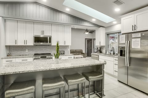 Kitchen | Breakfast Bar | Stove/Oven