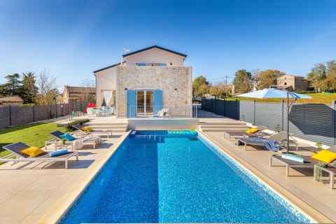 Private heated pool with sun loungers
Outdoor kitchen and BBQ area
Covered outdoor dining table
Private garden with children’s slides
Outdoor lounge for relaxing evenings
Ping pong and table football area