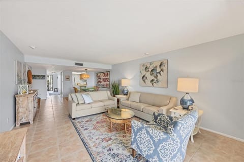 Walk-Out Beachfront Condo | Sleeps 7 | Heated Pool | Old Florida Charm Apartment in Longboat Key