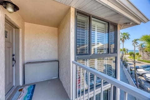 Walk-Out Beachfront Condo | Sleeps 7 | Heated Pool | Old Florida Charm Apartment in Longboat Key