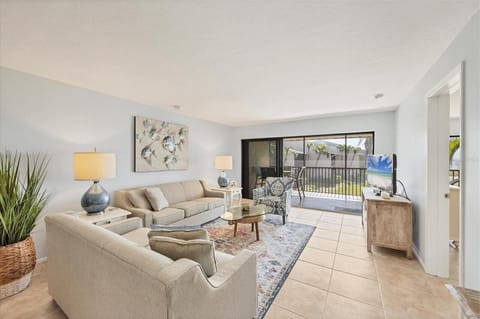 Walk-Out Beachfront Condo | Sleeps 7 | Heated Pool | Old Florida Charm Apartment in Longboat Key