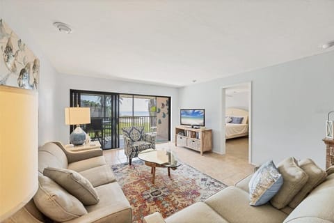 Walk-Out Beachfront Condo | Sleeps 7 | Heated Pool | Old Florida Charm Apartment in Longboat Key