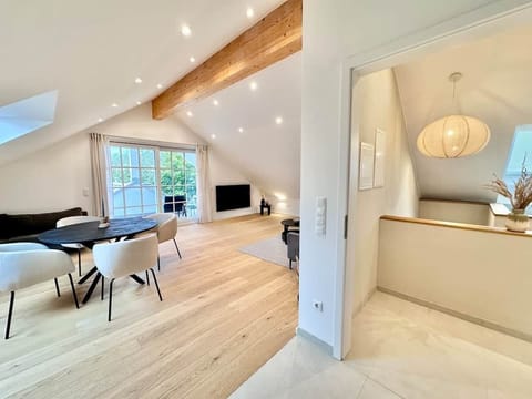 Wohn-Essbereich mit Zugang zum großen Westbalkon