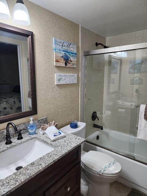 Beautiful. professionally decorated condo direct oceanfront with a amazing view. Apartment in Ponce Inlet