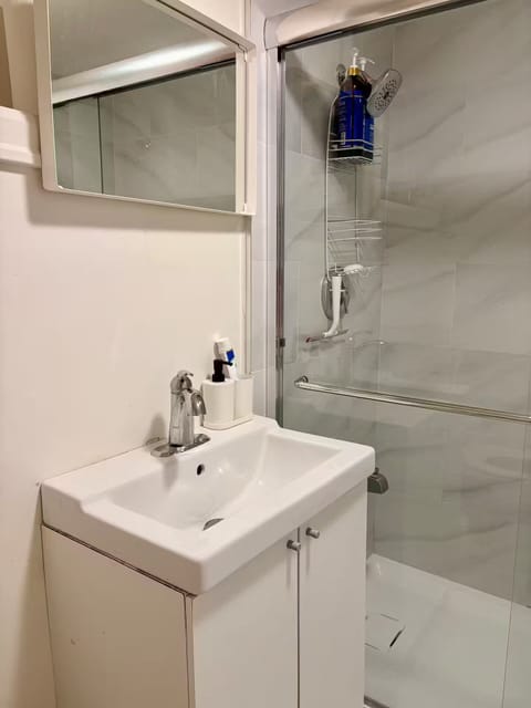 Entire guest suite in Delta, Canada, Cozy & Stylish 1BR Perfect for Getaways House in Surrey