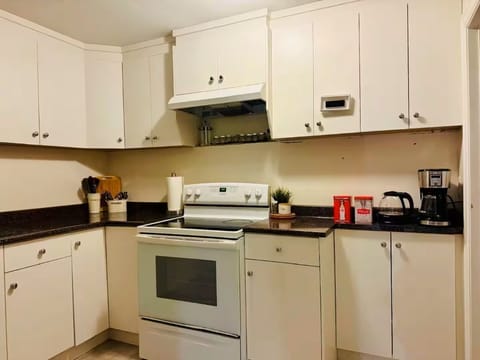 Entire guest suite in Delta, Canada, Cozy & Stylish 1BR Perfect for Getaways House in Surrey