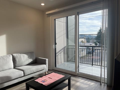 Beautiful and Spacious NEW Home for 6-Month Rental House in Kenmore