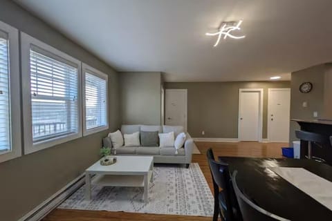 Family Vacation 3BR with Mountain View Balcony House in Langford