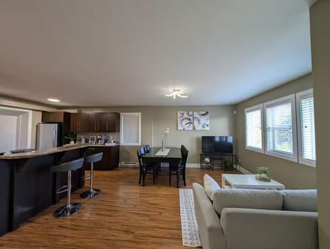 Family Vacation 3BR with Mountain View Balcony House in Langford