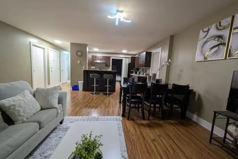 Family Vacation 3BR with Mountain View Balcony House in Langford