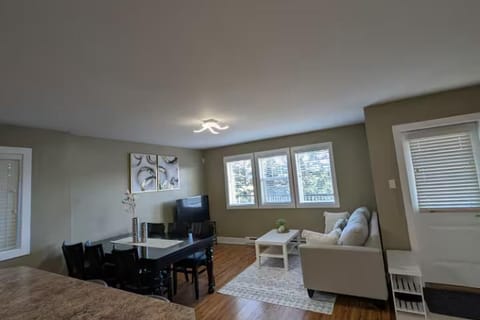 Family Vacation 3BR with Mountain View Balcony House in Langford
