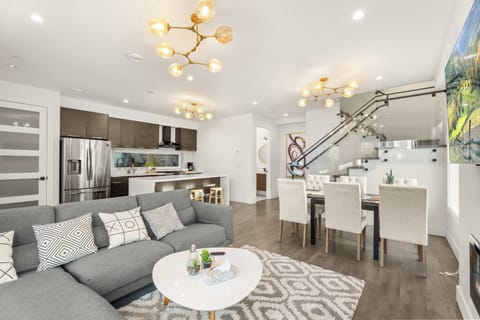 Sleek & Chic 4BR Contemporary Home in Vancouver House in Vancouver