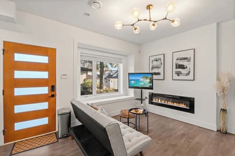 ~Chic 4BR Vancouver Home | 10min to YVR & Downtown House in Vancouver