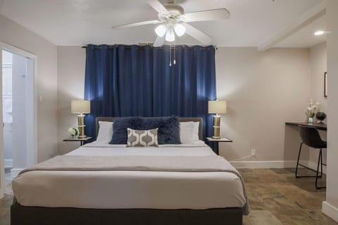 Your Montrose Hub, Sleeps 18/9BR/9BA/9PA Apartment in Houston