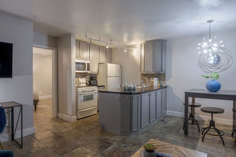 Your Montrose Hub, Sleeps 18/9BR/9BA/9PA Apartment in Houston