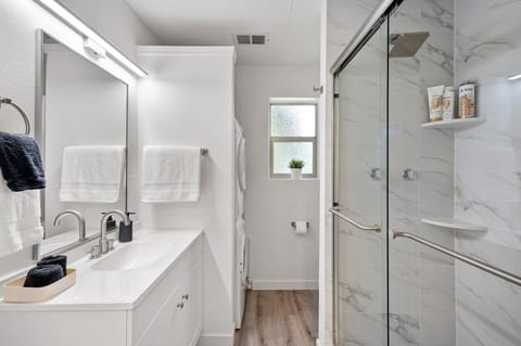 Charming 1 Bedroom in Seattle w/ Modern Finishes House in Tukwila