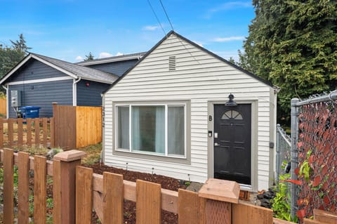 Charming 1 Bedroom in Seattle w/ Modern Finishes House in Tukwila