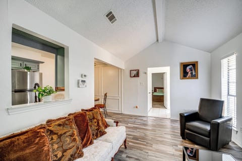 Dallas Vacation Rental | 2BR | 2BA | 972 Sq Ft
