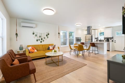 Retro-Chic • Walk to Galleries + Cafés • Fenced House in Portland