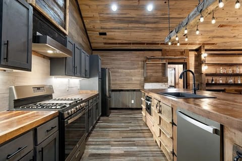 Fully Stocked Kitchen