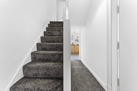 3 Bedroom House - Warrington Centre Sleeps 6 House in Warrington