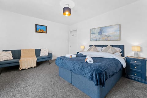 3 Bedroom House - Warrington Centre Sleeps 6 House in Warrington