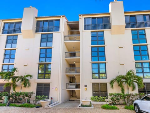 PRIVATE BEACH ACCESS, SPRING-FED LAKE, WALK TO SIESTA KEY VILLAGE! Apartment in Siesta Key
