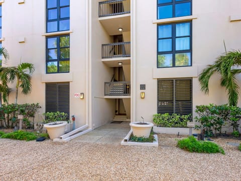 PRIVATE BEACH ACCESS, SPRING-FED LAKE, WALK TO SIESTA KEY VILLAGE! Apartment in Siesta Key