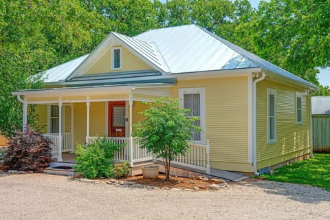 Halo's Garden | Perfect Couples Retreat House in Fredericksburg