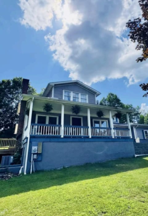 7 min to NRG Park I HotTub I Sauna I Fire Pit House in West Virginia