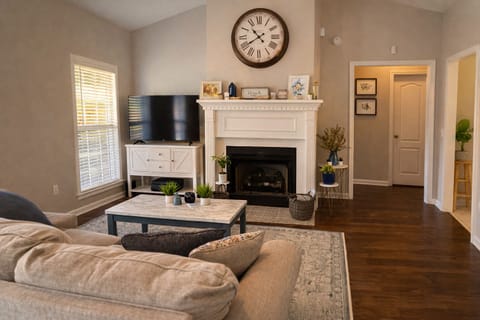 Spacious 4BR Near Ft. Novosel Gate, Perfect for PCS & Flight Students House in Enterprise