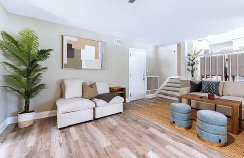 Relaxing retreat near Gulf beaches with pool, theater, game room, & hot tub!!! House in Indian Shores