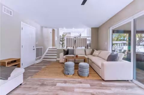 Relaxing retreat near Gulf beaches with pool, theater, game room, & hot tub!!! House in Indian Shores