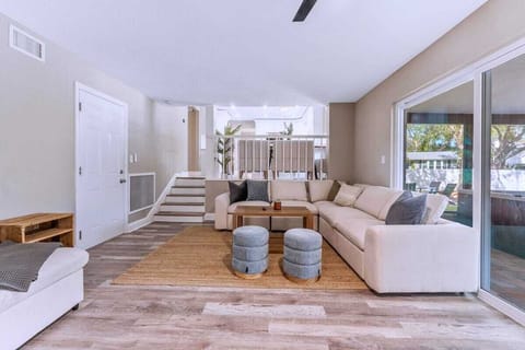 Relaxing retreat near Gulf beaches with pool, theater, game room, & hot tub!!! House in Indian Shores