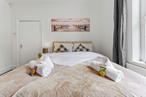 3 Bedroom House in Warrington Centre Sleeps 6 House in Warrington