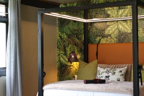 Exclusive Couples Hideaway • Designer Cabin • Hot Tub • Play Room • Views Cabin in Western Cape