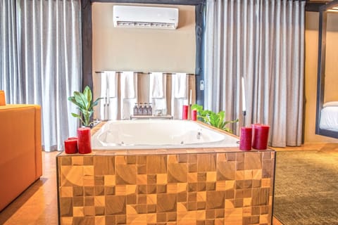 Exclusive Couples Hideaway • Designer Cabin • Hot Tub • Play Room • Views Cabin in Western Cape