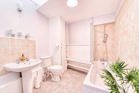 The Stylish Gem of Bath - Sleeps 10 House in Bath