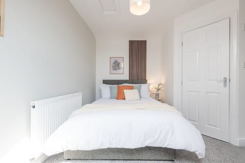 Comfort & Style in Salford - Sleeps 8 House in Salford