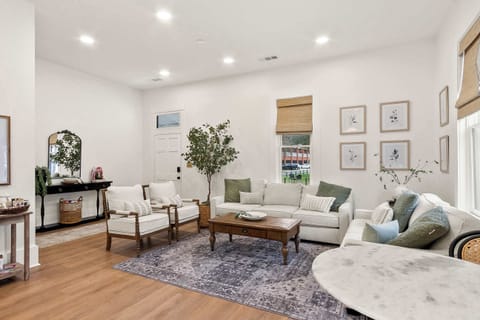 The Ivy Elephant- Prime Game-Day Walk to Bryant-Denny House in Northport