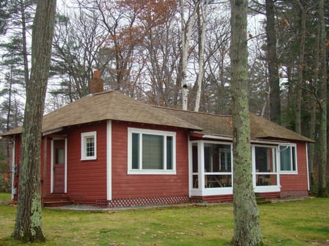 Quaint Cottage With Gorgeous Views Cottage in Squam Lake