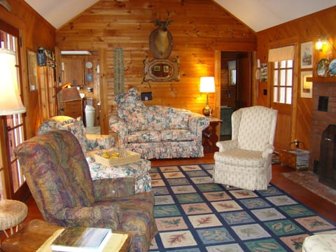 Quaint Cottage With Gorgeous Views Cottage in Squam Lake