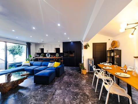 Living Room / Lounge