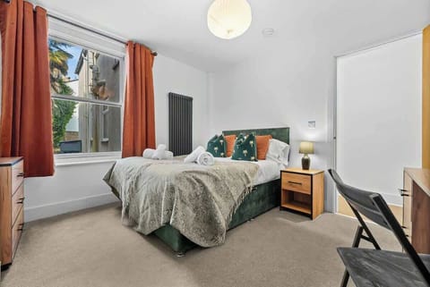 Relax in the bedroom with double bed at Blue Puffin Stays Short Lets & Serviced Accommodation, complete with high-quality bed, premium linens, and a cosy lampshade—perfect for a restful night after a day of exploring Southampton city centre.