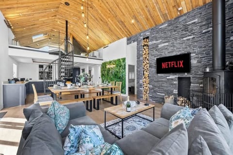 Unwind with loved ones in the cosy living area at Blue Puffin Stays. Relax on the comfy sofa, enjoy Netflix on the flat-screen TV, and let the day’s adventures fade away—perfect for family evenings or a well-deserved pause after exploring.
