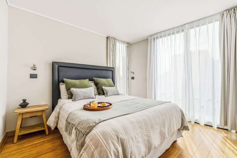 Habitación con cama de 2 plazas, amplia y luminosa, ideal para descansar cómodamente. Cuenta con grandes ventanales que permiten disfrutar de luz natural durante todo el día.