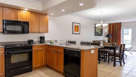 Cook with ease in the full kitchen and breakfast bar