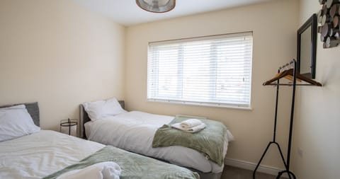 Cosy 4 Bed House Sleeps 8 - Wi-Fi Netflix Apartment in Kettering