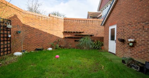 Cosy 4 Bed House Sleeps 8 - Wi-Fi Netflix Apartment in Kettering