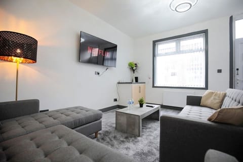 Horwich House | 2BR | Near Bolton Football Stadium House in England